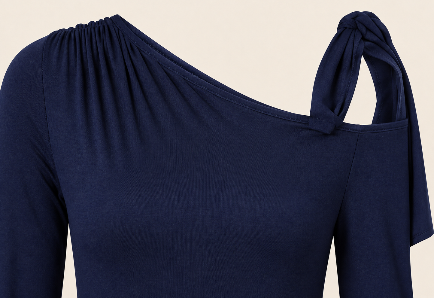 Robe longue asymétrique drapée — détail du vêtement