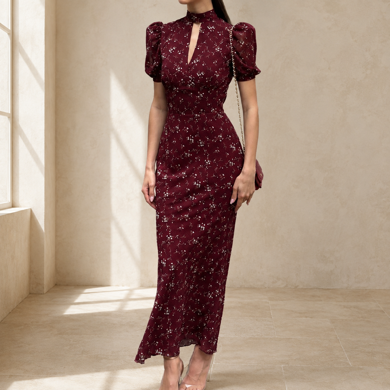 Robe SOFIA fleurie portée en studio beige