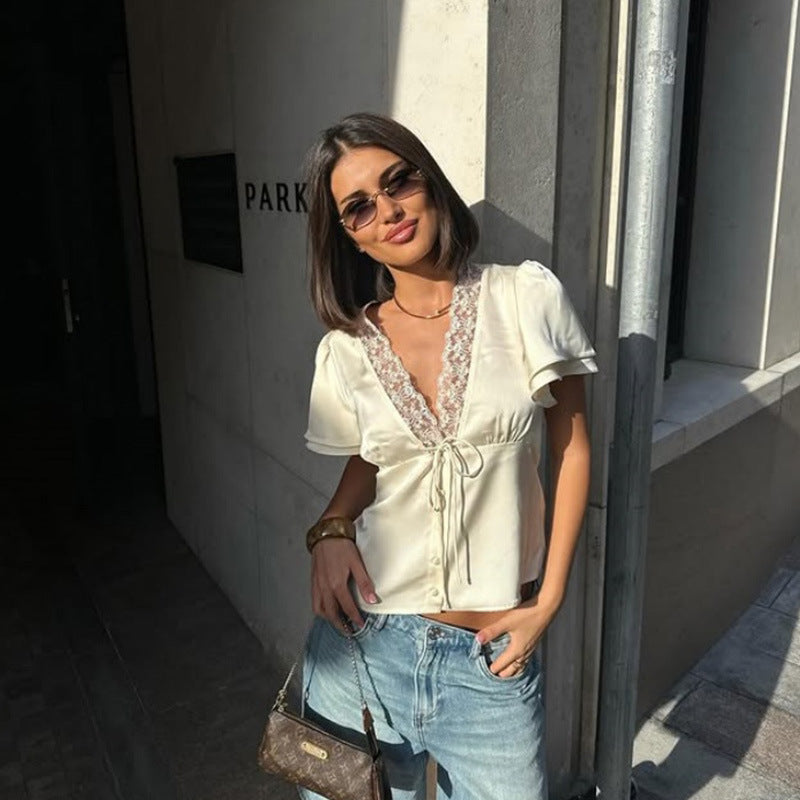 Blouse SOLÉA — à dentelle et liens — vue portée