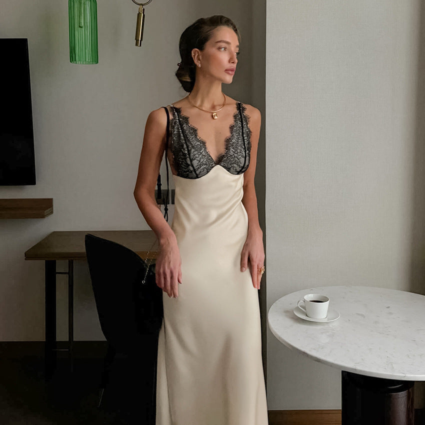 Robe longue , coupe ajustée, en satin avec col en V et surpiqûres en dentelle