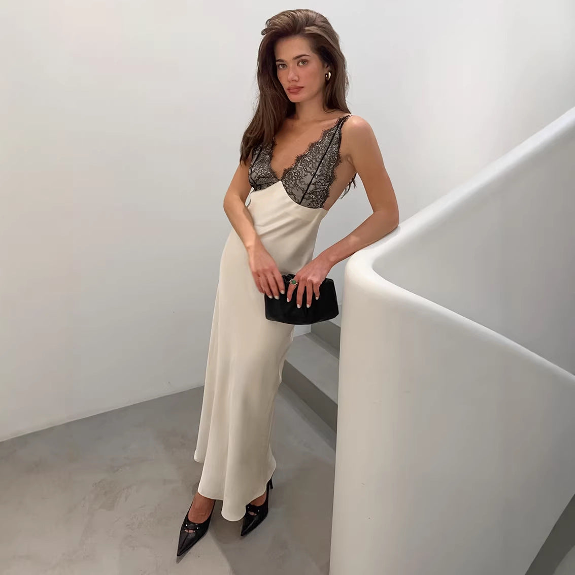 Robe longue , coupe ajustée, en satin avec col en V et surpiqûres en dentelle