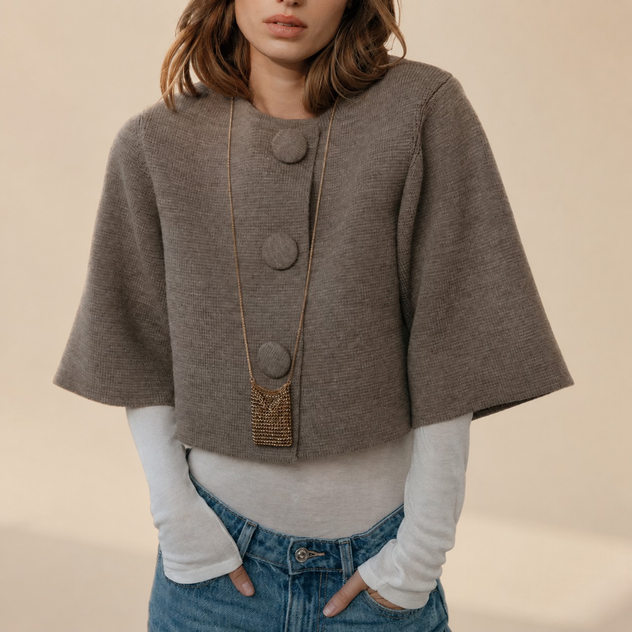Cardigan JADE gris en studio beige