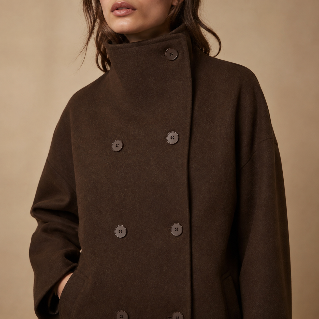 Manteau OLIVIA brun porté, détail col et boutons