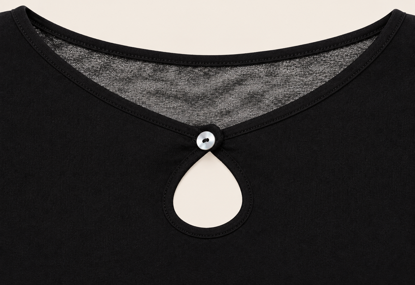 Robe courte à découpe cœur — détail du vêtement