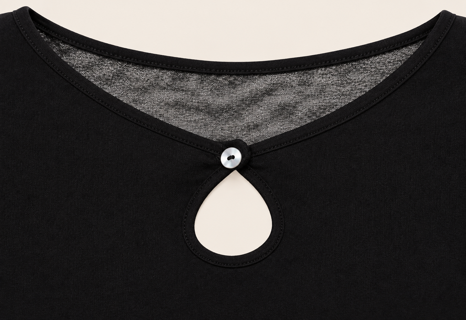 Robe courte à découpe cœur — détail du vêtement