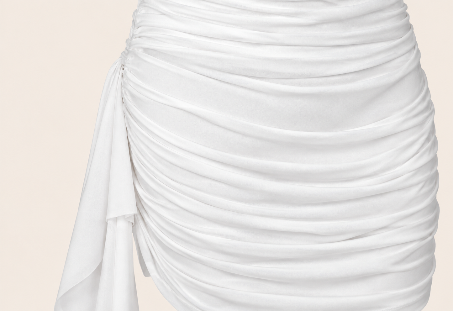 Robe courte asymétrique froncée — détail du vêtement