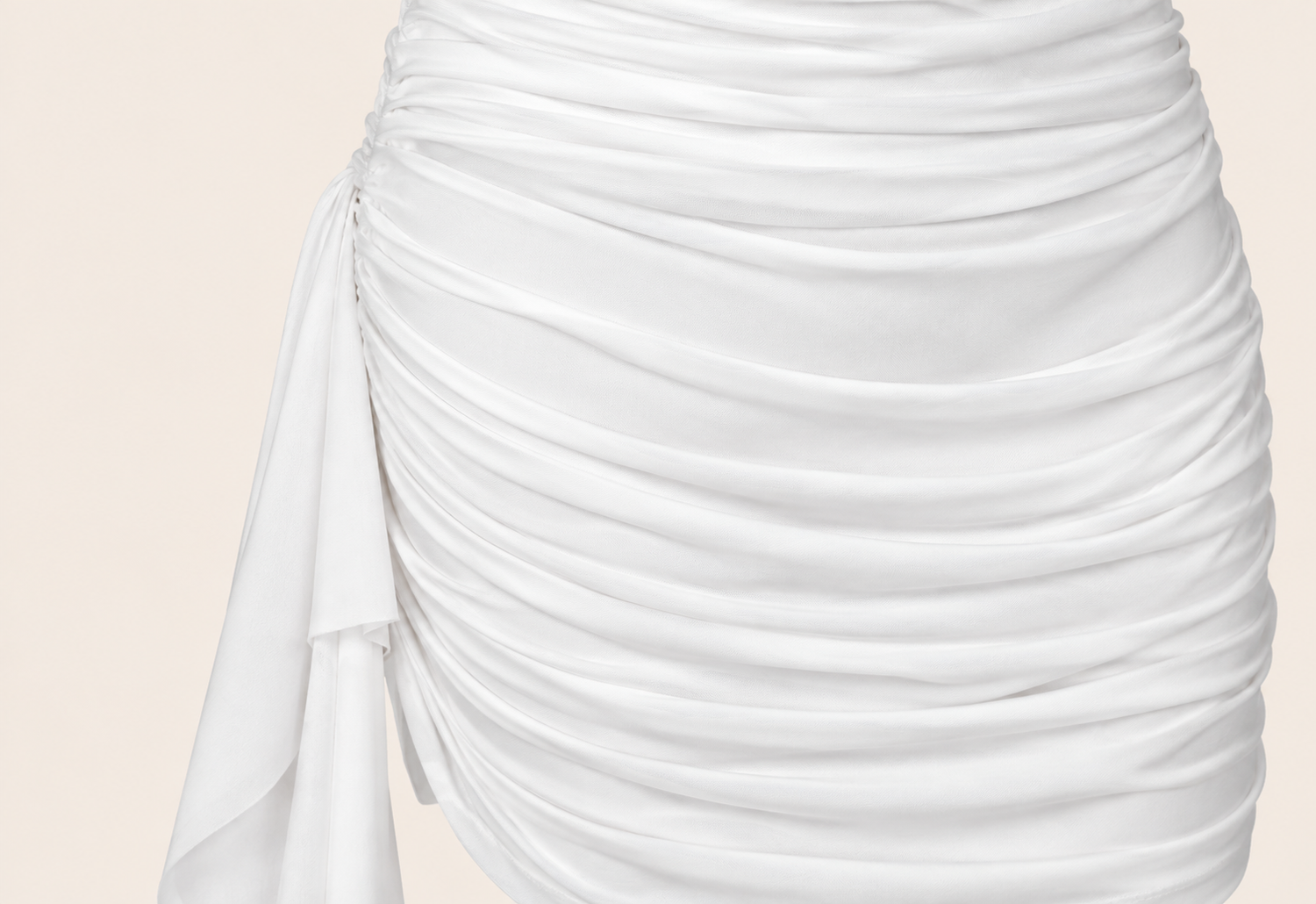 Robe courte asymétrique froncée — détail du vêtement