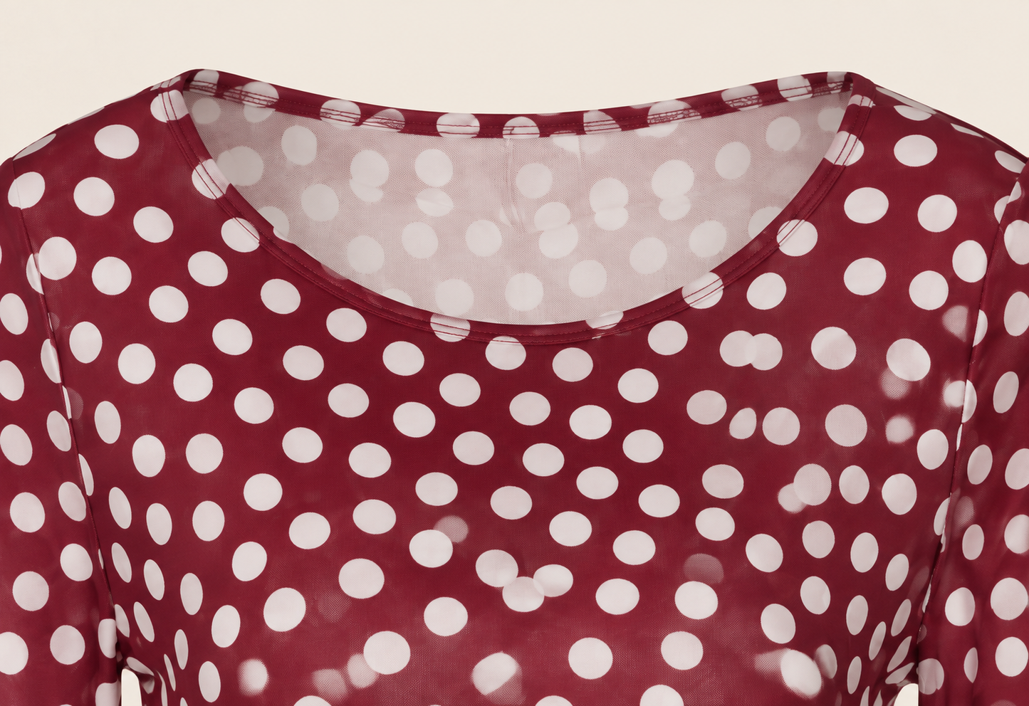 Robe courte à pois et manches longues — détail du vêtement