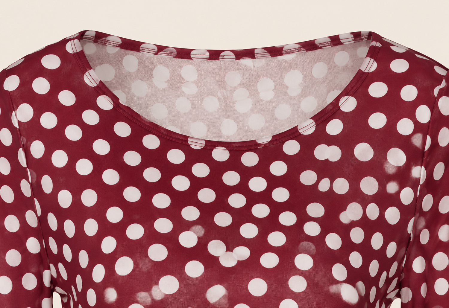 Robe courte à pois et manches longues — détail du vêtement