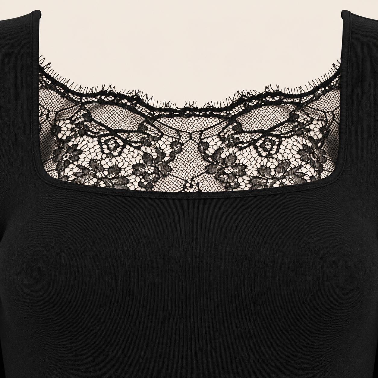 Robe courte à col carré et dentelle — détail du vêtement