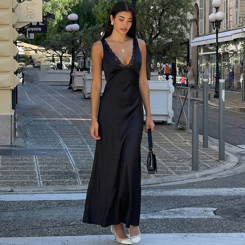 Robe ESMÉE noire — vue de face portée, décolleté en dentelle