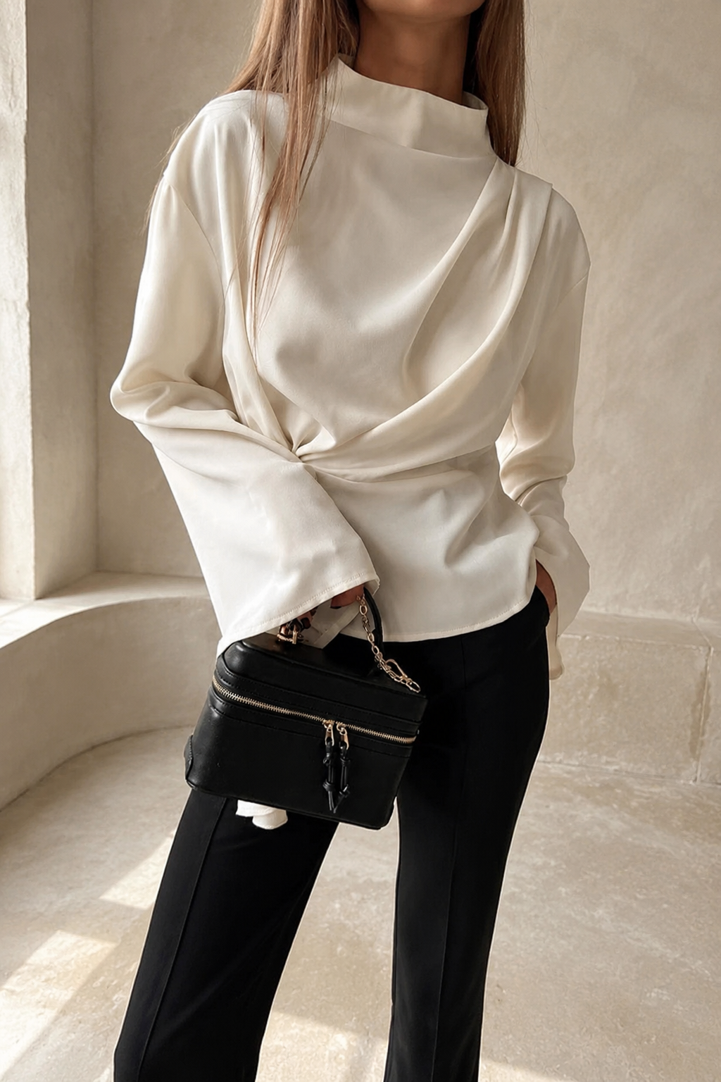 Blouse IRIS plissée abricot portée en studio beige