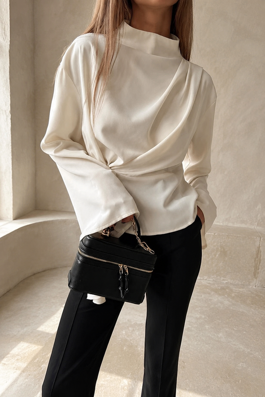 Blouse IRIS plissée abricot portée en studio beige