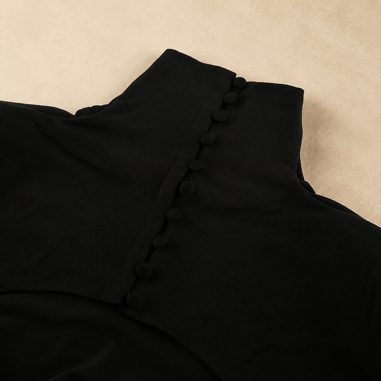 Robe LENA noire en maille — vue 3 studio beige