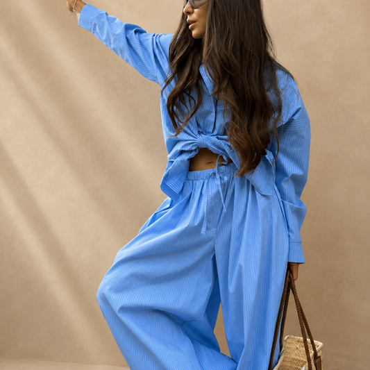 Ensemble MAYA rayé bleu — vue 2 studio beige