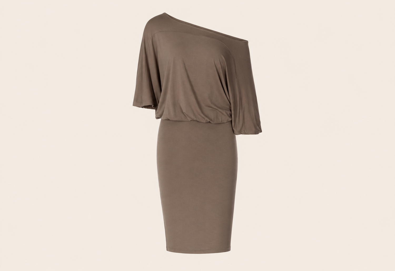 Robe asymétrique à manches trois-quarts — vêtement seul sur fond beige