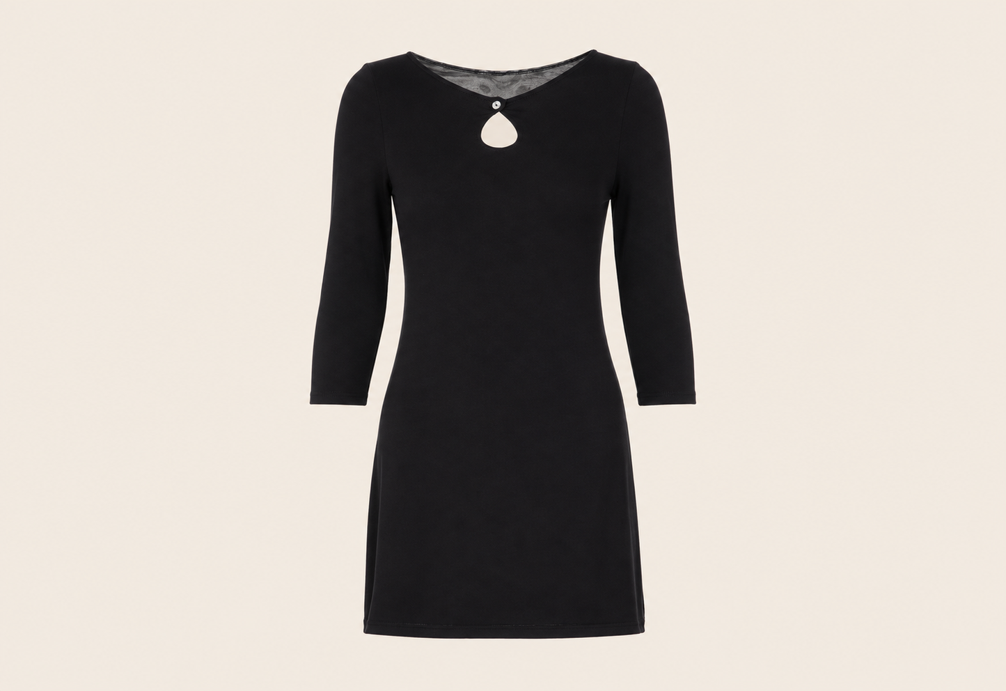 Robe courte à découpe cœur — vêtement seul sur fond beige