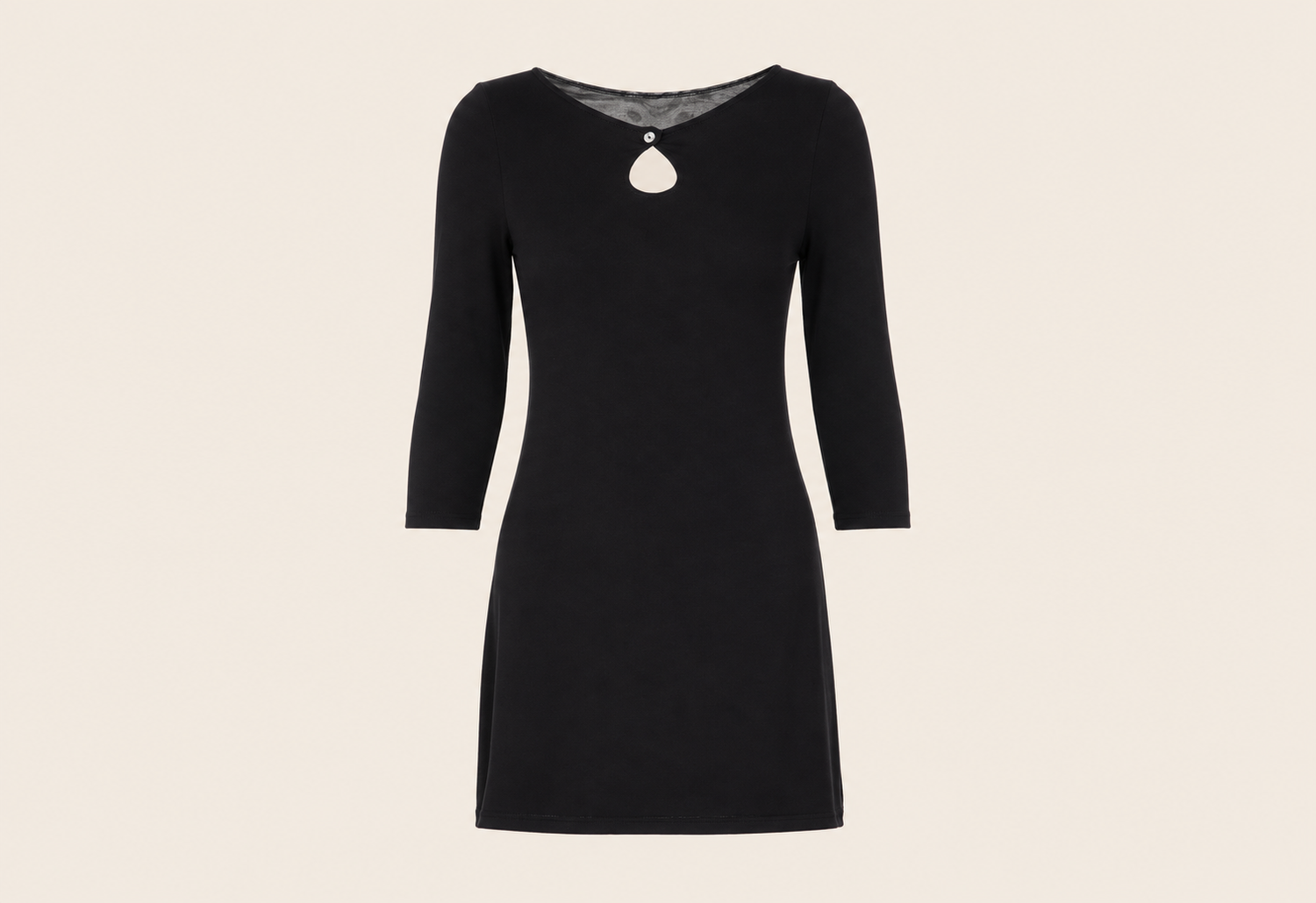 Robe courte à découpe cœur — vêtement seul sur fond beige