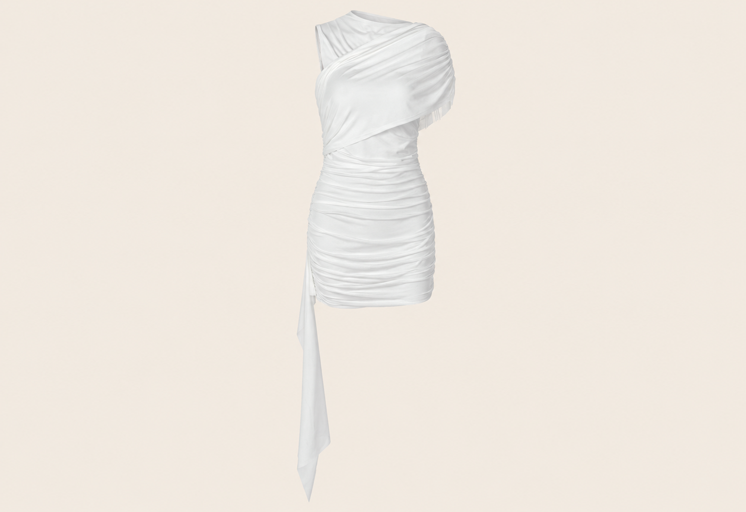 Robe courte asymétrique froncée — vêtement seul sur fond beige