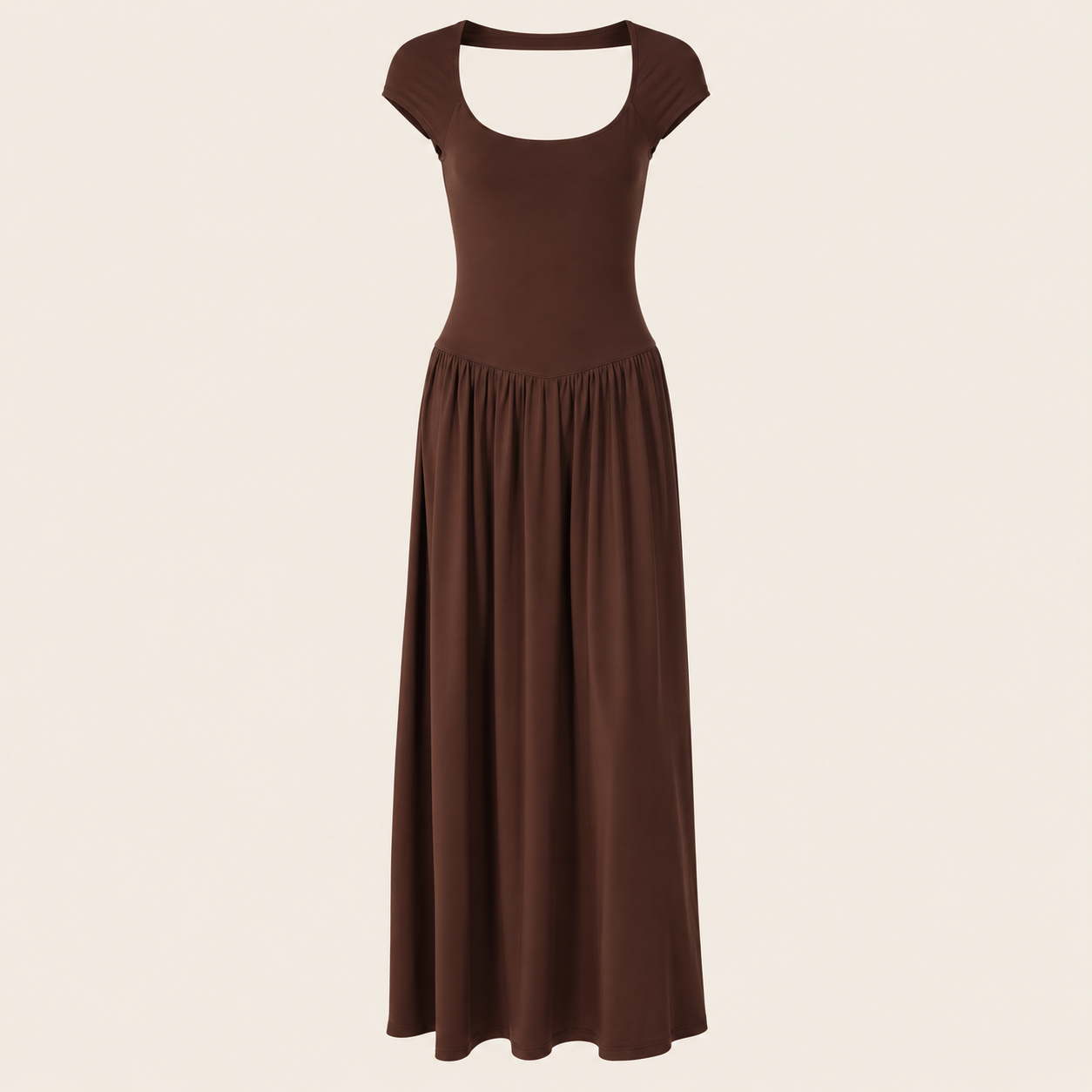 Robe longue froncée à col carré — vêtement seul sur fond beige