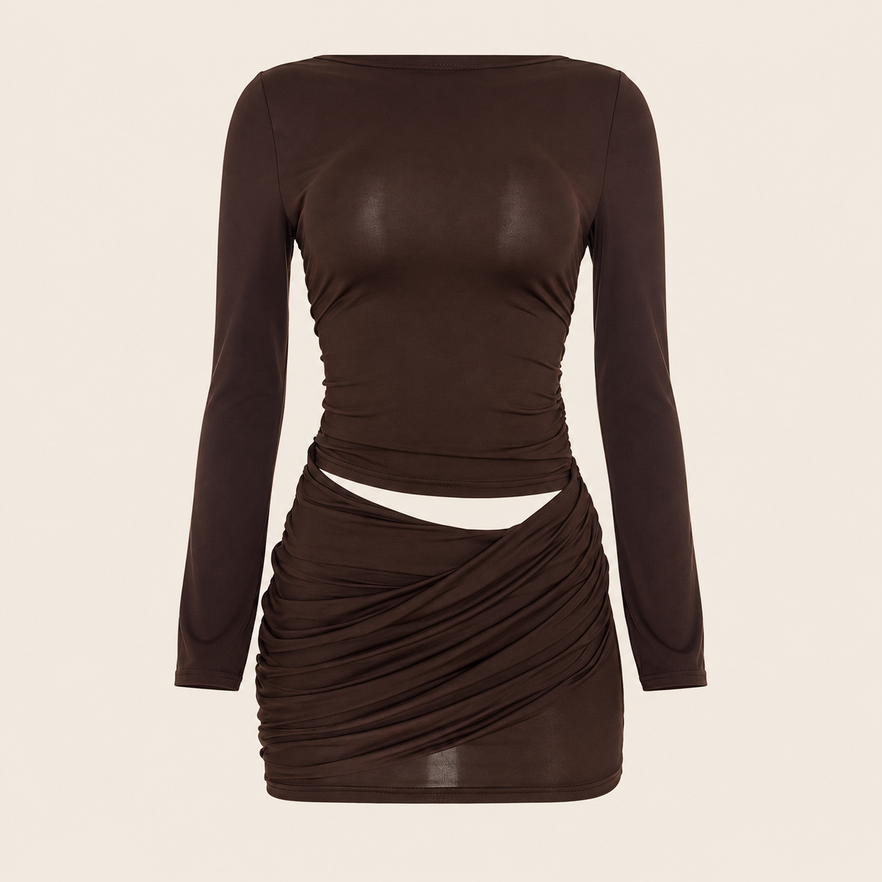 Robe courte à taille croisée — vêtement seul sur fond beige