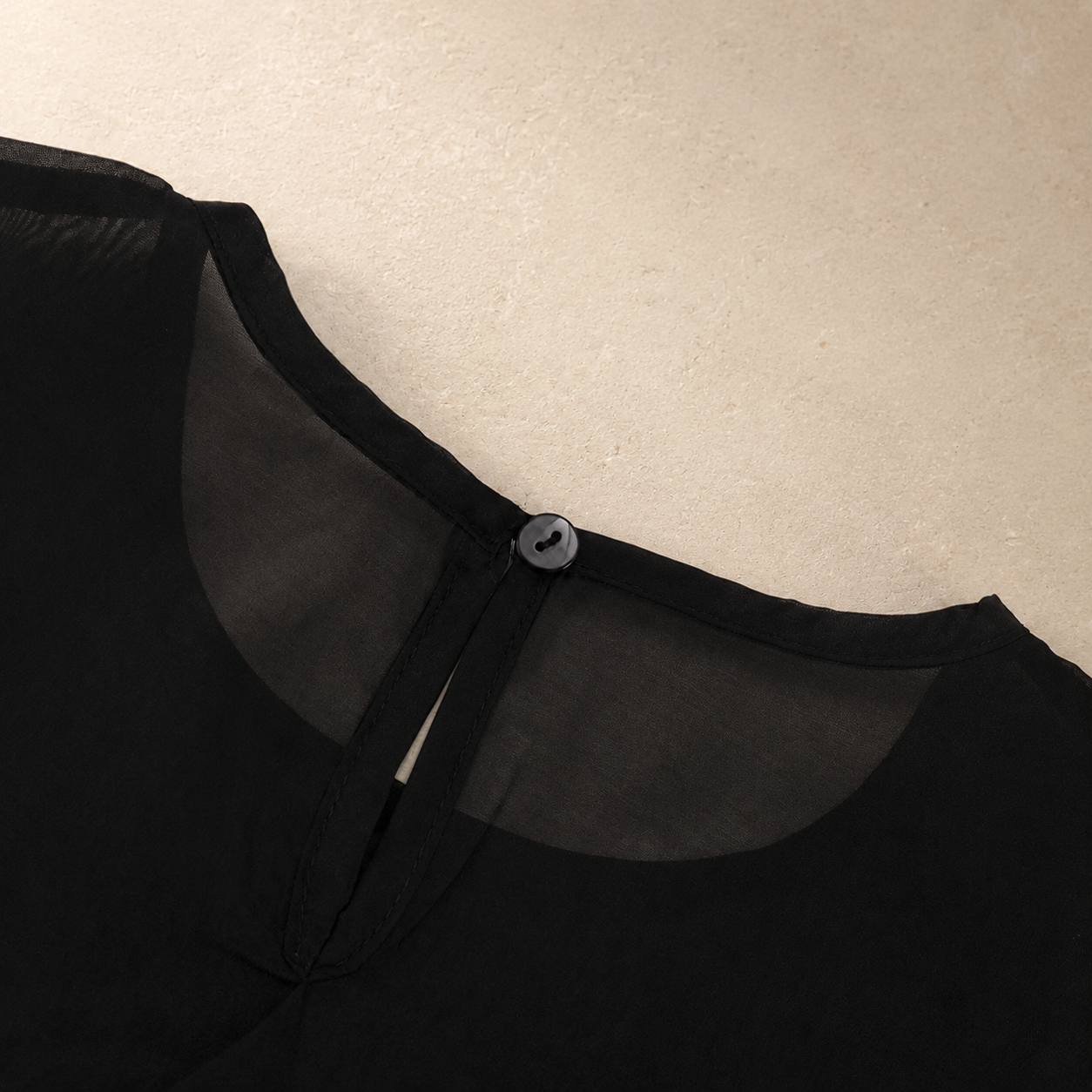 Top SARA noir drapé — vue 2 studio beige