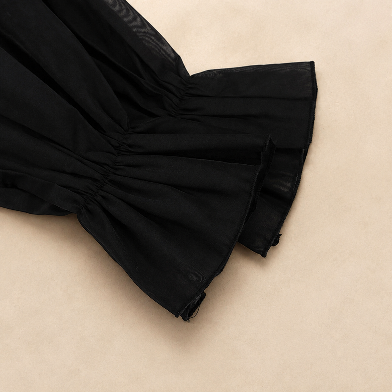Top SARA noir drapé — vue 3 studio beige