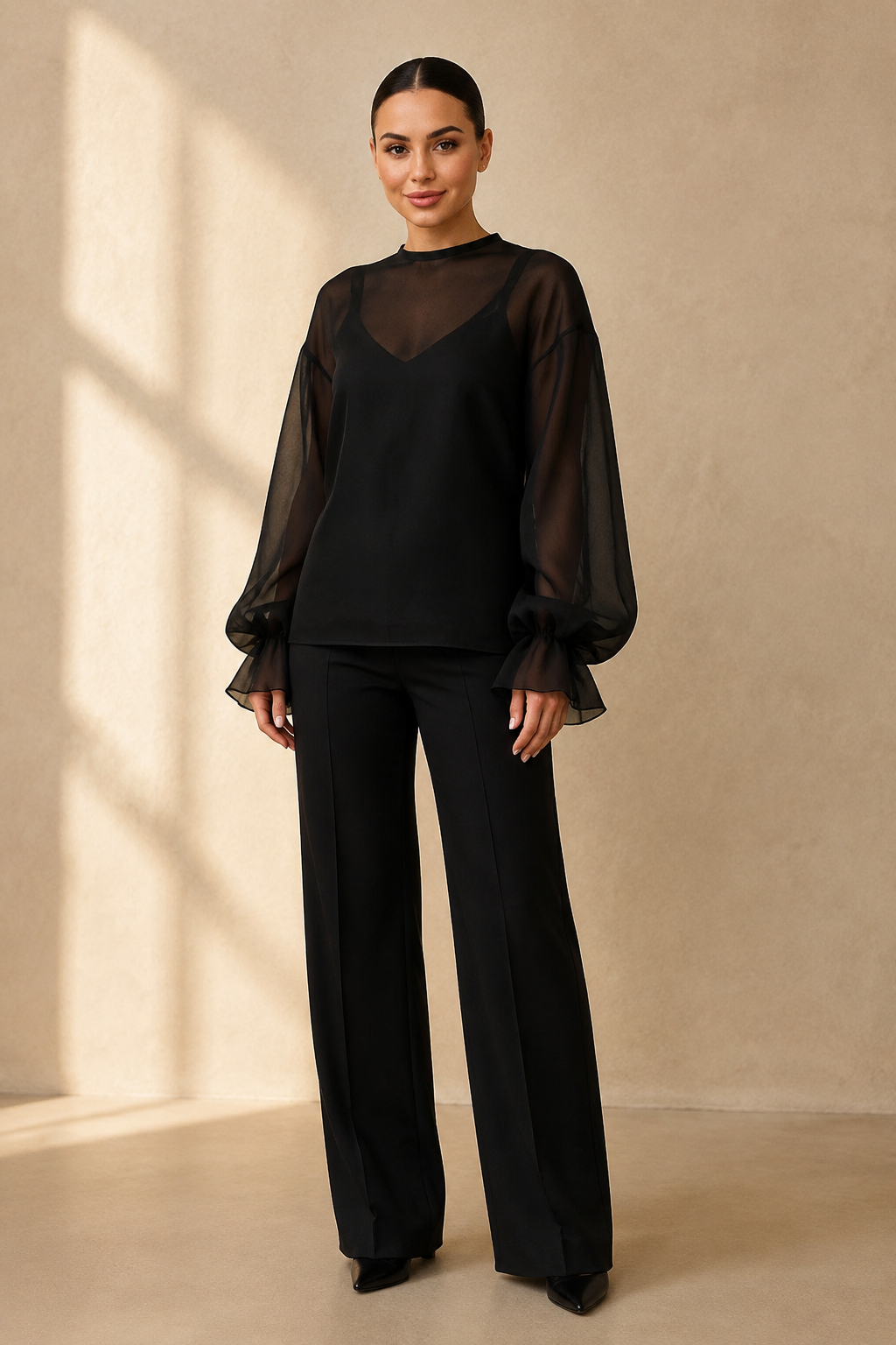 Top SARA noir drapé porté en studio beige